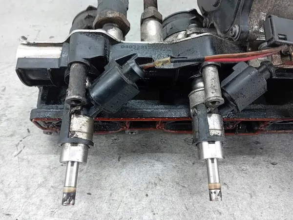 Rampe d'injection Audi A3 8P 2.0 FSI 06D133340 image 3