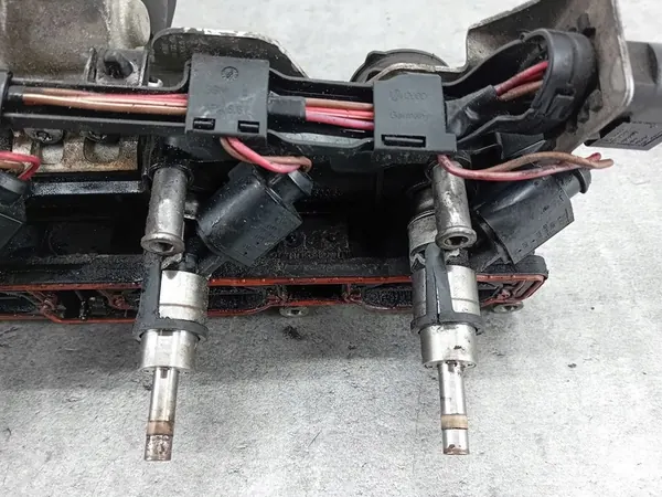 Rampe d'injection Audi A3 8P 2.0 FSI 06D133340 image 4