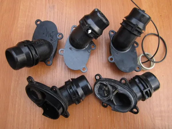 VW AUDI 1.8 2.0 TFSI Saída de Água Termostato 06L121111M image 2