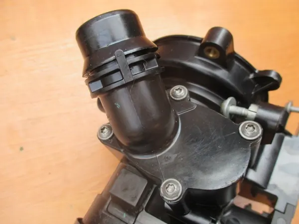 VW AUDI 1.8 2.0 TFSI Saída de Água Termostato 06L121111M image 4