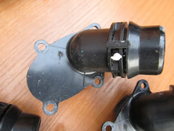 VW AUDI 1.8 2.0 TFSI Saída de Água Termostato 06L121111M image 5