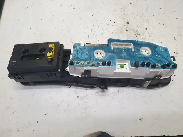 Opel Vectra B Instrumentpanel OEM 88481673 - Begagnad image 3