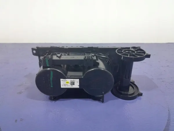 Skoda Octavia IV Getränkehalter OEM 5E3862531A image 3