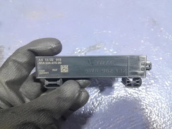 Skoda Octavia IV Getränkehalter OEM 5E3862531A image 4