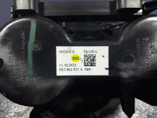 Skoda Octavia IV Getränkehalter OEM 5E3862531A image 5