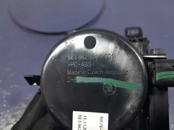 Skoda Octavia IV Getränkehalter OEM 5E3862531A image 6