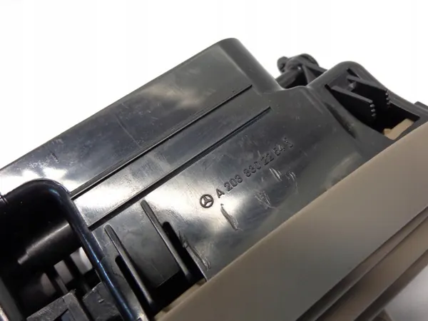 Mercedes C W203 Mittel-Luftgitter OEM 2038303554 image 8