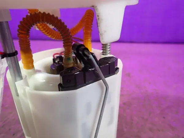 PEUGEOT 207 06-09 1.4 VTI Brandstofpomp 9684934480 4 PIN image 2