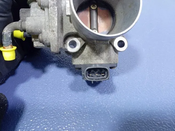 Kaasutinrunkio Suzuki OE OEM 18117-78F01 Ignisille image 7