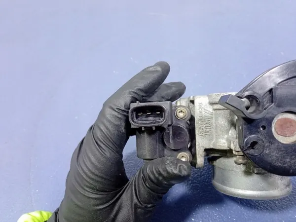 Kaasutinrunkio Suzuki OE OEM 18117-78F01 Ignisille image 8