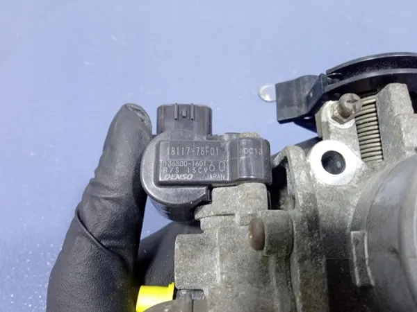 Kaasutinrunkio Suzuki OE OEM 18117-78F01 Ignisille image 9