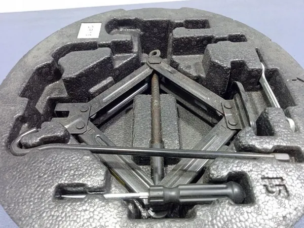 Hyundai I20 II Domkraftshandtag OEM 09149-C8000 Begagnad image 5