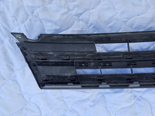 VW Touareg II Grill Emblem 7P6853651A image 10