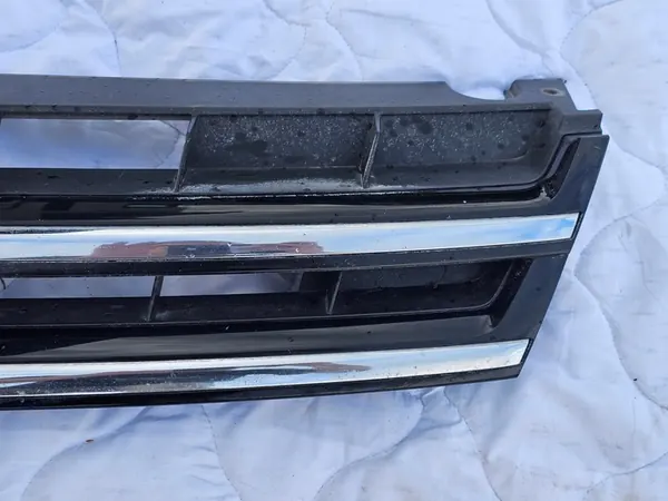 VW Touareg II Grill Emblem 7P6853651A image 2