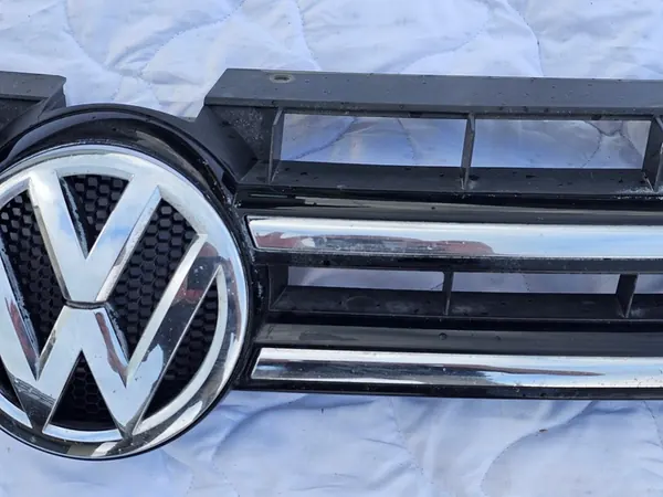 VW Touareg II Grill Emblem 7P6853651A image 3