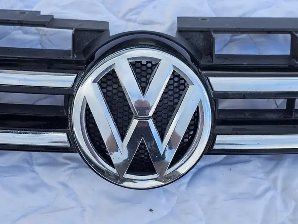 VW Touareg II Grill Emblem 7P6853651A image 4