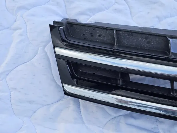 VW Touareg II Grill Emblem 7P6853651A image 6