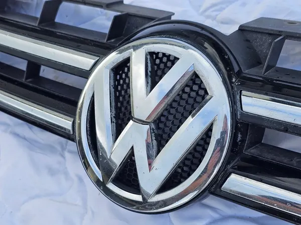 VW Touareg II Grill Emblem 7P6853651A image 7