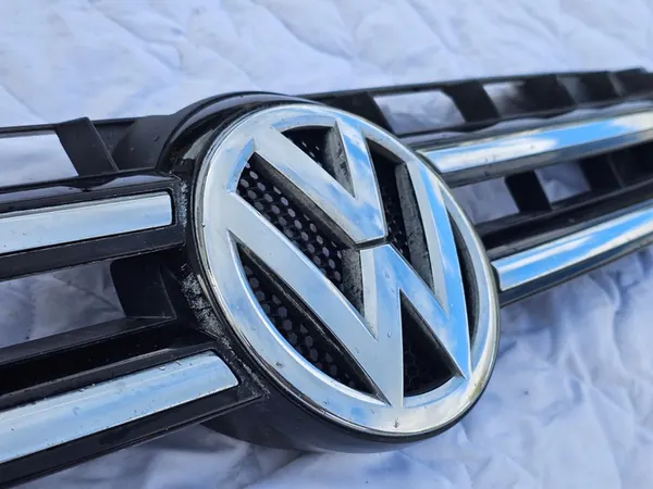 VW Touareg II Grill Emblem 7P6853651A image 8