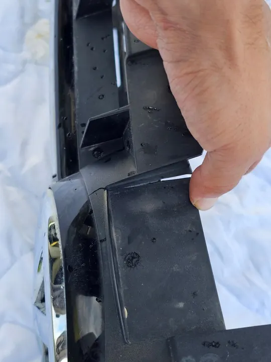 VW Touareg II Grill Emblem 7P6853651A image 9