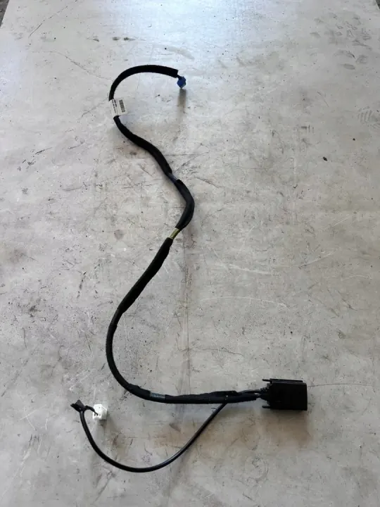 Puerto USB Kia OEM 96120-J7310 para Ceed III image 2