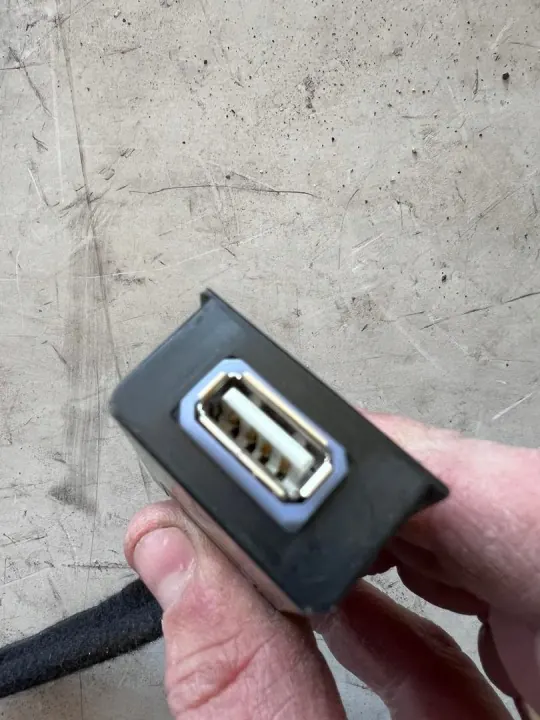 Puerto USB Kia OEM 96120-J7310 para Ceed III image 3