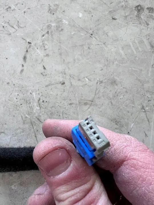 Puerto USB Kia OEM 96120-J7310 para Ceed III image 4