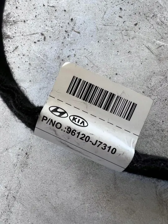 Puerto USB Kia OEM 96120-J7310 para Ceed III image 5