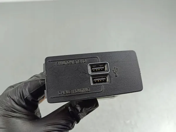 USB-Steckdose Volvo XC90 2022 OEM 10R053559 image 2