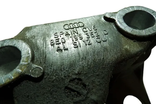 Soporte de motor derecho AUDI A6 AVANT 2.4L 2004 8D0199379K image 4