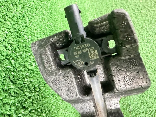 Audi A4 B9 8W Absorber mit Fußgängersensoren 8W0807550AA image 4