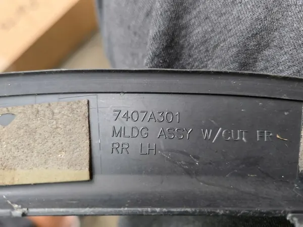 Mitsubishi OE 7407A301 Etuvasemman lokasuojan lista image 4