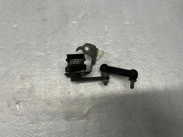 Sensor nivel suspensión aire Volvo XC90 2020 delantero OEM 31360329 image 4