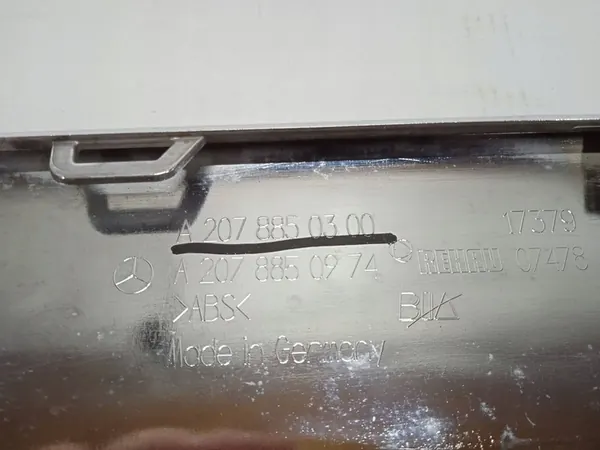 Moldura de para-choque dianteiro Mercedes-Benz E C207 W207 A2078850300 image 3
