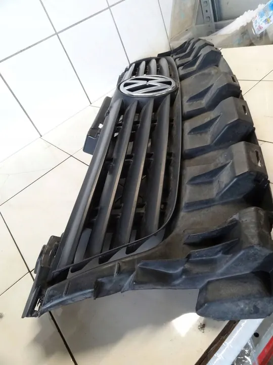 VW PASSAT B5 2002 Front Grill 3B0807231 image 2