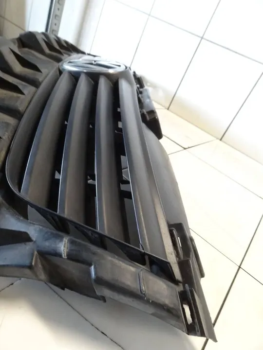 VW PASSAT B5 2002 Front Grill 3B0807231 image 3