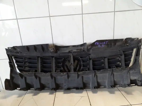 VW PASSAT B5 2002 Front Grill 3B0807231 image 4