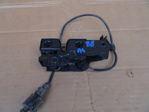 AUDI A4 B8 Motorkap Slot 8K0823509F image 2