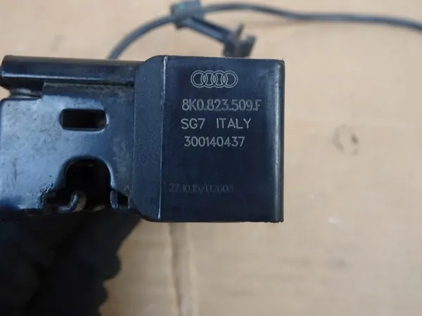 AUDI A4 B8 Motorkap Slot 8K0823509F image 4