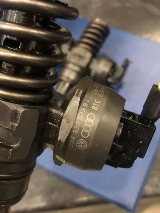Bomba de inyección OEM 038130073BJ para VW Passat B6 2.0 TDI image 3
