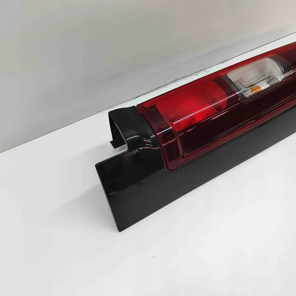 Opel Vivaro 2015 Luz trasera derecha image 2