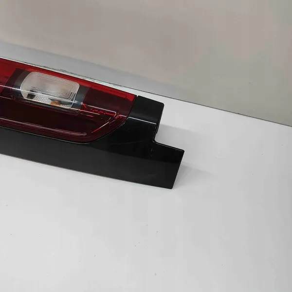 Opel Vivaro 2015 Luz trasera derecha image 3