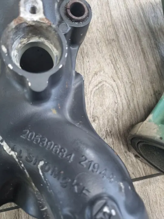 Vesipumpun kyynärpääkanta OEM 20539684 Volvo-kuorma-autoille image 3