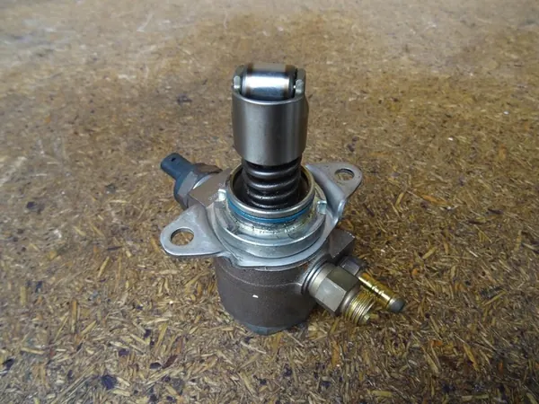 Bränslepump AUDI A3 8P GOLF VI LEON II SCIROCCO 1.4 TFSI 03C127026E image 2