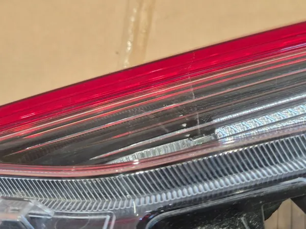 Rav4 V 19 - bakre höger lampa för baklucka image 2