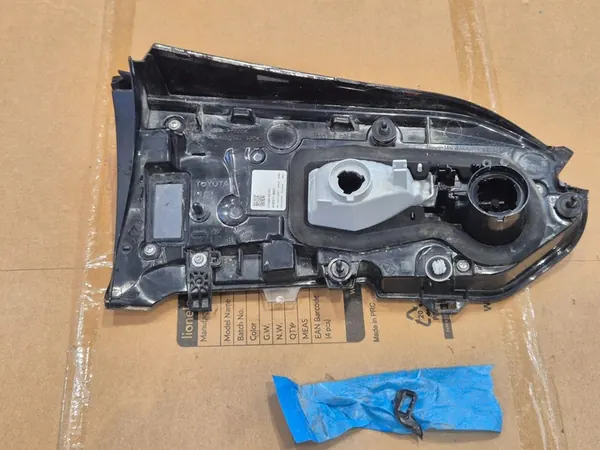 Rav4 V 19 - bakre höger lampa för baklucka image 3