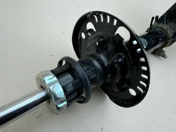 Amortiguador Delantero OEM 6R0413031BF - Usado image 3
