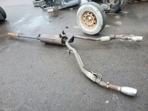 Dodge RAM Auspufftopf OEM 55398327AF - Gebraucht image 2