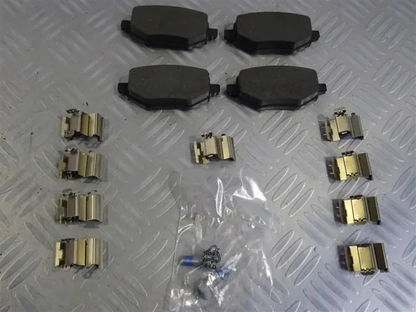 Bromsbelägg bak OEM 1643574280 för Opel Corsa F image 2