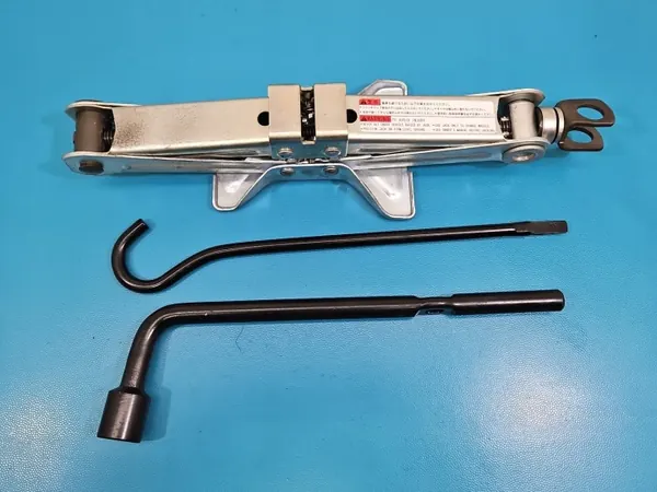 Gebruikte trapeziumvormige autokrik voor Suzuki Swift MK7 image 3
